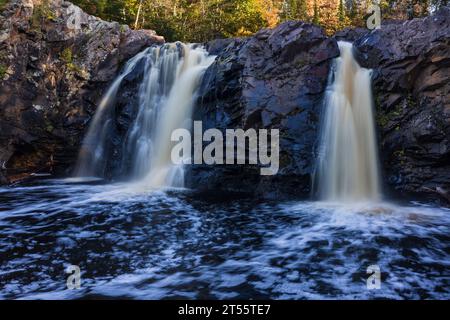 Little Manitou Falls - Ein Zwillingswasserfall an einem Fluss im Wald im Herbst. Stockfoto