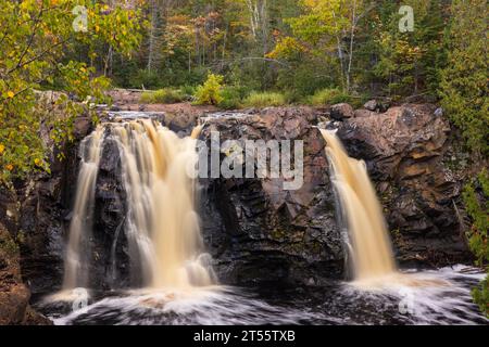 Little Manitou Falls - Ein Zwillingswasserfall an einem Fluss im Wald im Herbst. Stockfoto