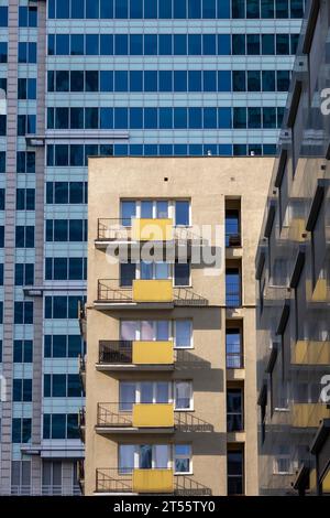 Kontrast zwischen Wohnblock und Bürohochhaus im Zentrum von Warschau, Polen Stockfoto