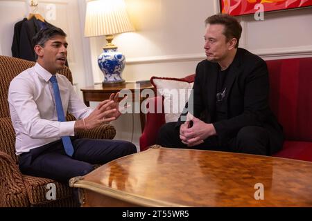 LONDON, ENGLAND, Großbritannien - 02. November 2023 - der britische Premierminister Rishi Sunak interviewt Elon Musk zu Fragen der Künstlichen Intelligenz ( mehr Stockfoto