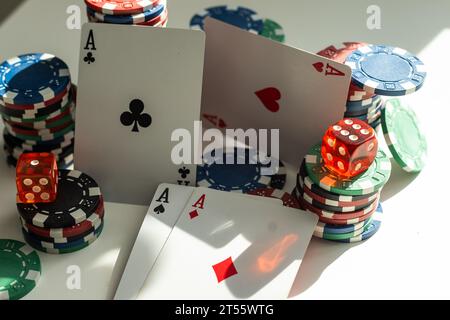 Vier Asse mit Pokerchips auf weißem Hintergrund Stockfoto