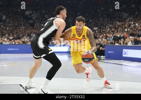 Belgrad, Serbien, 2. November 2023. Willy Hernangomez vom FC Barcelona fährt während des Spiels der Turkish Airlines EuroLeague 2023/2024 in der Runde 6 zwischen Partizan Mozzart und FC Barcelona in der stark Arena in Belgrad, Serbien, in den Korb. November 2023. Quelle: Nikola Krstic/Alamy Stockfoto