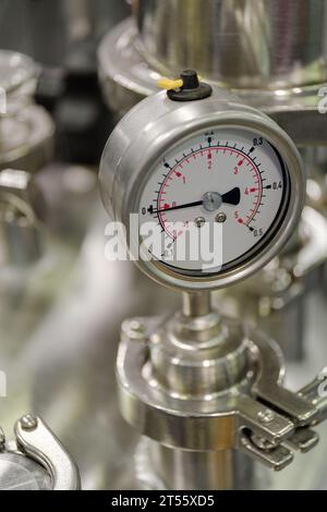 Manometer, Geräte für die Chemietechnik, Stahlrohre, Kanäle, Rohre und Flansche. Industrieller abstrakter Hintergrund. Stockfoto