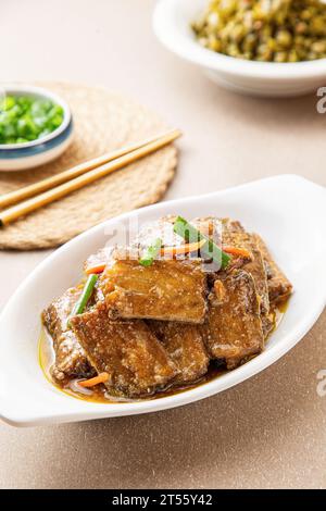 Geschmorter Ribbon-Fisch (Largehead Haarschwanz), Daiyu in Braunsauce Stockfoto