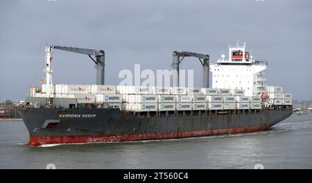 Aktenfoto vom 31/01/18 von Maersk Containern an Bord des Containerschiffs Hammonia Husum, als es den Hafen von Portsmouth verlässt. Bei dem globalen Reedereien AP Moller Maersk werden weltweit mindestens 10.000 Arbeitsplätze abgebaut, während die Nachfrage nach Containerfracht rückläufig ist. Die dänische Gruppe gab bekannt, dass sie ihre Belegschaft von 110.000 im Januar auf unter 100.000 reduziert, da sie im nächsten Jahr die Kosten um 600 Millionen US-Dollar (491 Millionen Pfund) senken wird. Ausgabedatum: Freitag, 3. November 2023. Stockfoto