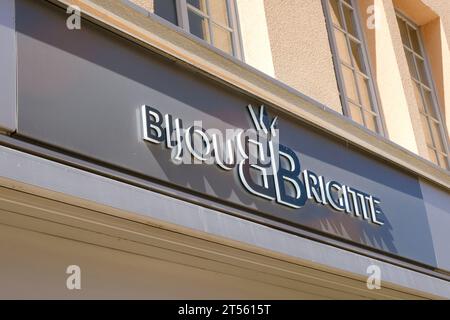 Fassade mit Schild und Logo von Bijou Brigitte Stockfoto