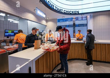 Prag, Tschechische Republik. November 2023. Eröffnung des ersten Restaurants der US-amerikanischen Kette Popeyes am Wenzelsplatz in Prag, Tschechische Republik, 3. November 2023. Quelle: VIT Simanek/CTK Photo/Alamy Live News Stockfoto