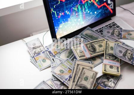 Closeup dollar Banknote mit Bildschirm Börsendaten grafik hintergrund. Finanzen und Business Konzept Stockfoto
