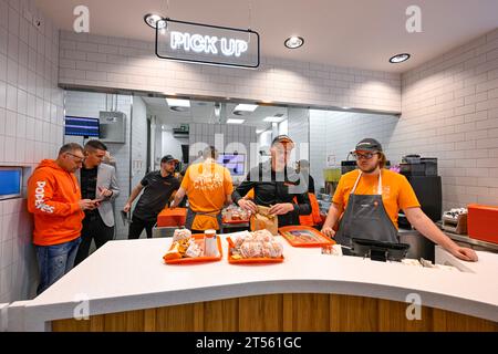 Prag, Tschechische Republik. November 2023. Eröffnung des ersten Restaurants der US-amerikanischen Kette Popeyes am Wenzelsplatz in Prag, Tschechische Republik, 3. November 2023. Quelle: VIT Simanek/CTK Photo/Alamy Live News Stockfoto