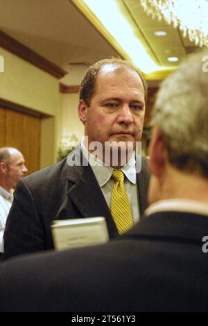 Jeff Hoover (links) spricht am Dienstag, den 4. November 2003, im Marriott Griffin Gate Resort in Lexington, Fayette County, KY, USA, mit einem Reporter bei einer Wahlsiegspartei für die gewählte republikanische Regierung Ernie Fletcher. Hoover aus Jamestown, KY, vertritt seit 1996 den 83. State House District. (APEX MediaWire Foto von Billy Suratt) Stockfoto