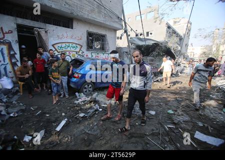 Palästinenser führen eine Such- und Rettungsaktion nach dem zweiten Bombardement der israelischen Armee durch Palästinenser führen eine Such- und Rettungsaktion nach dem zweiten Bombardement der israelischen Armee in den letzten 24 Stunden im Flüchtlingslager Jabalia in Gaza-Stadt am 1. November 2023 durch. Dutzende von Menschen wurden Berichten zufolge getötet und verletzt. Foto: Saeed Jaras apaimages Jabalia Camp Gaza Streifen palästinensisches Gebiet 011123 Jabalia SJ 0011 Copyright: XapaimagesxSaeedxJarasxxapaimagesx Credit: Imago/Alamy Live News Stockfoto