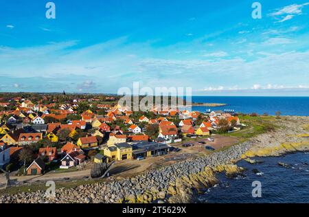 24. Oktober 2023, Dänemark, Svaneke: Stadtansicht von Svaneke, einer kleinen Stadt am nordöstlichen Rand der dänischen Insel Bornholm in der Ostsee (Luftaufnahme mit Drohne). Svaneke ist die am besten erhaltene Altstadt auf Bornholm. Die Insel Bornholm ist zusammen mit dem Archipel Ertholmene die östlichste Insel Dänemarks. Dank seiner Lage genießt die Insel Bornholm viele Sonnenstunden. Die Insel Bornholm ist zusammen mit dem Ertholmene-Archipel Dänemarks östlichste Insel. Aufgrund ihrer Lage hat die Insel Bornholm eine besonders hohe Zahl o Stockfoto