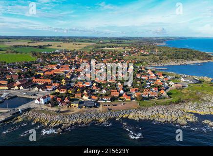 24. Oktober 2023, Dänemark, Svaneke: Stadtansicht von Svaneke, einer kleinen Stadt am nordöstlichen Rand der dänischen Insel Bornholm in der Ostsee (Luftaufnahme mit Drohne). Svaneke ist die am besten erhaltene Altstadt auf Bornholm. Die Insel Bornholm ist zusammen mit dem Archipel Ertholmene die östlichste Insel Dänemarks. Dank seiner Lage genießt die Insel Bornholm viele Sonnenstunden. Die Insel Bornholm ist zusammen mit dem Ertholmene-Archipel Dänemarks östlichste Insel. Aufgrund ihrer Lage hat die Insel Bornholm eine besonders hohe Zahl o Stockfoto