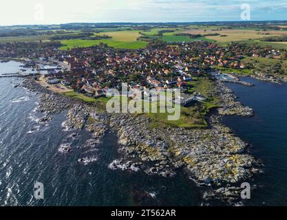 24. Oktober 2023, Dänemark, Svaneke: Stadtansicht von Svaneke, einer kleinen Stadt am nordöstlichen Rand der dänischen Insel Bornholm in der Ostsee (Luftaufnahme mit Drohne). Svaneke ist die am besten erhaltene Altstadt auf Bornholm. Die Insel Bornholm ist zusammen mit dem Archipel Ertholmene die östlichste Insel Dänemarks. Dank seiner Lage genießt die Insel Bornholm viele Sonnenstunden. Die Insel Bornholm ist zusammen mit dem Ertholmene-Archipel Dänemarks östlichste Insel. Aufgrund ihrer Lage hat die Insel Bornholm eine besonders hohe Zahl o Stockfoto