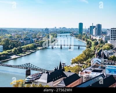 Panorama der Skyline von Frankfurt am Main mit mehreren Brücken über den Main, Deutschland Stockfoto