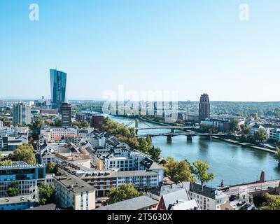 Panorama der Skyline von Frankfurt am Main mit mehreren Brücken über den Main, Deutschland Stockfoto
