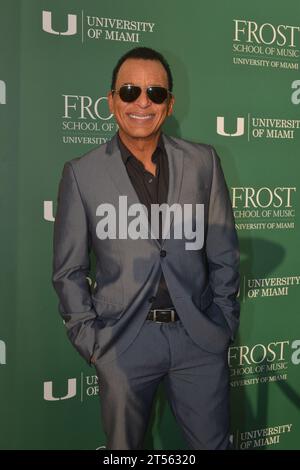 Coral Gables, Florida, USA. November 2023. Jon Secada nimmt am 2. November 2023 an der Eröffnung der brandneuen Gala „Shaping the Future of Music“ im Knight Center for Music Innovation, Frost School of Music an der University of Miami Teil. Quelle: Mpi10/Media Punch/Alamy Live News Stockfoto