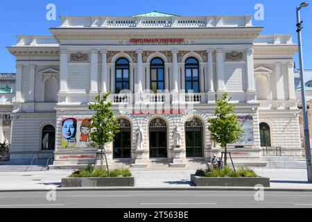 Wien, Österreich - 29. Juni 2023: Altes Gebäude auf dem Karls-Platz bei Wien an Österreich Stockfoto