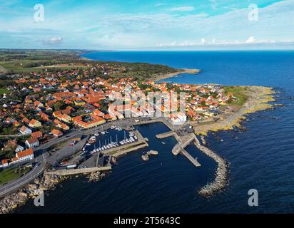 24. Oktober 2023, Dänemark, Svaneke: Stadtansicht von Svaneke, einer kleinen Stadt am nordöstlichen Rand der dänischen Insel Bornholm in der Ostsee (Luftaufnahme mit Drohne). Svaneke ist die am besten erhaltene Altstadt auf Bornholm. Die Insel Bornholm ist zusammen mit dem Archipel Ertholmene die östlichste Insel Dänemarks. Dank seiner Lage genießt die Insel Bornholm viele Sonnenstunden. Die Insel Bornholm ist zusammen mit dem Ertholmene-Archipel Dänemarks östlichste Insel. Aufgrund ihrer Lage hat die Insel Bornholm eine besonders hohe Zahl o Stockfoto