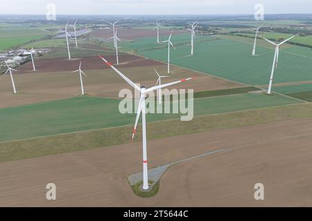 03. November 2023, Sachsen, Glaubitz: Windräder stehen nebeneinander am Windpark Streumen. Der Energieversorger Sachsen-Energie hat im Windpark drei neue Windräder mit einer Nennleistung von 14,4 Megawatt errichtet. (Luftaufnahme mit einer Drohne) Foto: Sebastian Kahnert/dpa Stockfoto