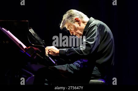 Konzert von Aki Takase und Alexander von Schlippenbacht, im Haus der Berliner Festspiele Berlin Jazzfest 2023 Berlin Aki Takase Klavier Alexander von Schlippenbach Klavier *** Konzert von Aki Takase und Alexander von Schlippenbacht, im Haus der Berliner Festspiele Berlin Jazzfest 2023 Berlin Aki Takase Klavier Alexander von Schlippenbach Klavier Stockfoto