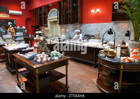 Wien, Österreich - 30. Juni 2023: Inneneinrichtung einer Konditorei in Wien an Österreich Stockfoto