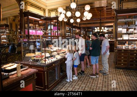 Wien, Österreich - 30. Juni 2023: Inneneinrichtung einer Konditorei in Wien an Österreich Stockfoto