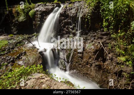 Begeben Sie sich auf eine visuelle Odyssee: Die Langzeitbelichtungsfotografie zeigt den anmutigen Tanz der Wasserfälle in Rio Fratta, Corchiano. Tauchen Sie ein in die bezaubernde Wil Stockfoto