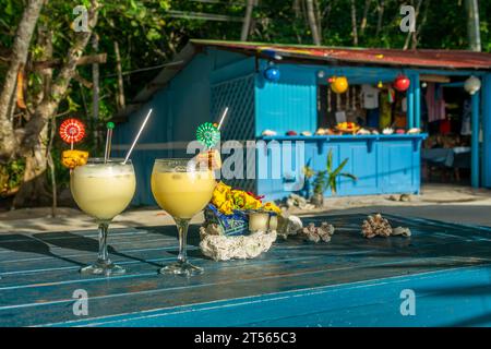 Cocktails auf einem Tisch in einer farbenfrohen Strandbar auf der Insel La Digue auf den Seychellen Stockfoto