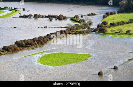 Alfriston , Sussex UK 3. November 2023 - Felder und Ackerland überschwemmt in Alfriston in East Sussex am Fluss Cuckmere, der seine Ufer platzte, nachdem der Sturm Ciaran gestern Großbritannien getroffen hatte: Credit Simon Dack / Alamy Live News Stockfoto