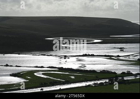 Alfriston , Sussex UK 3. November 2023 - Felder und Ackerland überschwemmt in der Nähe von Alfriston am Fluss Cuckmere, der seine Ufer platzte, nachdem der Sturm Ciaran gestern Großbritannien getroffen hatte: Credit Simon Dack / Alamy Live News Stockfoto