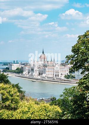 Blick auf das ungarische Parlamentsgebäude und die Donau in Budapest, Ungarn Stockfoto