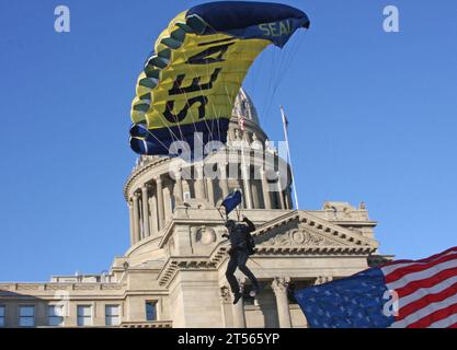 navco, Navy, Fallschirm vor dem Kapitolgebäude des Bundesstaates Idaho während der Boise Navy Week, The Leap Frogs, U.S. Navy, U.S. Navy Fallschirm Demonstration Team Stockfoto