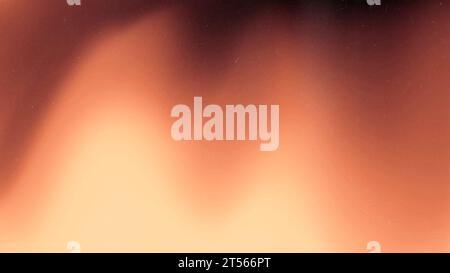 Brandflammen Illustrationsdesign. Farbenfroher, körniger Hintergrund mit Farbverlauf. Beleuchtete Spots auf Schwarz. Rauschstruktureffekt. Stockfoto