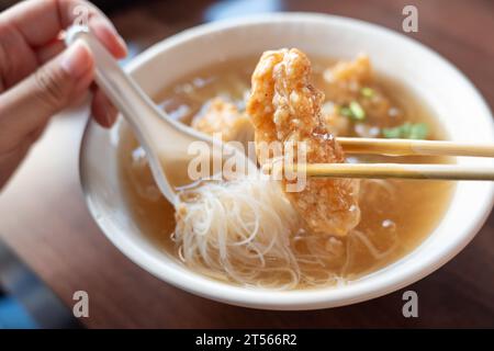 Köstliches, frittiertes spanisches Makrelenfilet mit Reis und Nudeln in dicker Suppe in Tainan, Taiwan. Stockfoto