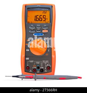 Modernes digitales Multimeter in einem orangefarbenen Gehäuse mit beleuchtetem Display und roten und schwarzen Messspitzen vor weißem Hintergrund. Stockfoto