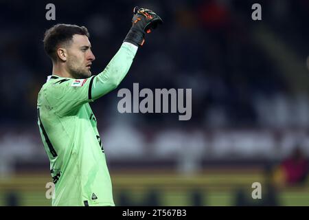 Turin, Italien. November 2023. Michele Cerofolini von Frosinone Calcio gibt beim Spiel der Coppa Italia Runde 32 zwischen Torino FC und Frosinone Calcio am 2. November 2023 in Turin, Italien, Gesten. Quelle: Marco Canoniero/Alamy Live News Stockfoto