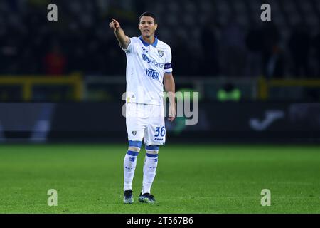 Turin, Italien. November 2023. Luca Mazzitelli von Frosinone Calcio gibt beim Spiel der Coppa Italia Runde 32 zwischen Torino FC und Frosinone Calcio am 2. November 2023 in Turin, Italien, Gesten. Quelle: Marco Canoniero/Alamy Live News Stockfoto