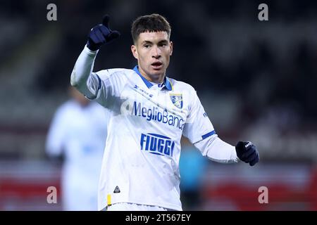 Turin, Italien. November 2023. Matias Soule von Frosinone Calcio gibt beim Spiel der Coppa Italia Runde 32 zwischen Torino FC und Frosinone Calcio am 2. November 2023 in Turin, Italien, Gesten. Quelle: Marco Canoniero/Alamy Live News Stockfoto