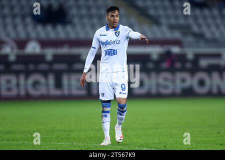 Turin, Italien. November 2023. Kaio Jorge von Frosinone Calcio gibt beim Spiel der Coppa Italia Runde 32 zwischen Torino FC und Frosinone Calcio am 2. November 2023 in Turin, Italien, Gesten. Quelle: Marco Canoniero/Alamy Live News Stockfoto