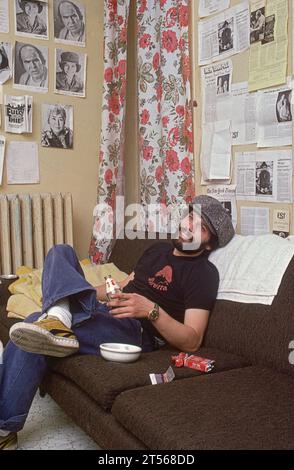 Ein Foto des verstorbenen Miguel Piniero, Dramatiker, Schauspieler, Dichter und Aktivist. 1977 in seiner Wohnung im Studio an der Upper West Side von Manhattan. An seiner Wand sind Ausschnitte und Rezensionen für sein Stück "Eulogie für einen kleinen Zeitdieb". Stockfoto