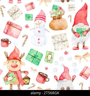 Nahtloses Weihnachtsmuster mit entzückendem Gnome, skandinavischem Elf, Schneemann, Hirsch, Geschenkschachtel, Süßigkeiten, Neujahrsdruck. Handgezeichnete Illustration mit Aquarell Stockfoto