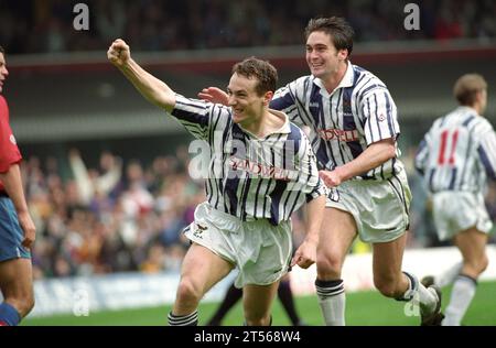 Barclays League Division 2 West Bromwich Albion V Wigan Athletic bei den Hawthorns 4/93 5-1 Micky Mellon feiert sein Tor mit Ian Hamilton Stockfoto