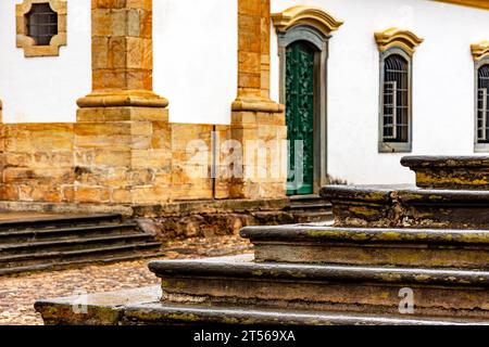Kolonialarchitektur der historischen Stadt Mariana in Minas Gerais mit Details der Fassaden, Straßen und Treppen Stockfoto