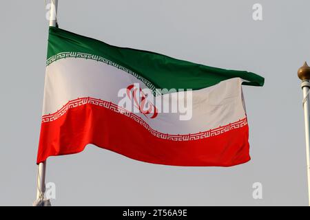 Sankt Petersburg, Russland. November 2023. Die Nationalflagge der Islamischen Republik Iran als teilnehmendes Land an der 12. St. Petersburg International Gas Forum (SPIGF 2023). (Foto: Maksim Konstantinov/SOPA Images/SIPA USA) Credit: SIPA USA/Alamy Live News Stockfoto