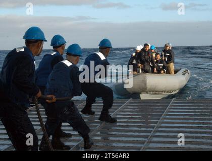 Partnerschaft Nord- und Südamerikas, RHIB, UNITAS Pacific 48-07, USS Mitscher, USS Pearl Harbor Stockfoto