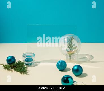 Kreatives Arrangement türkisblaue Weihnachtskugeln Dekoration auf blauem und weißem Hintergrund. Minimales Neujahrskonzept. Stockfoto