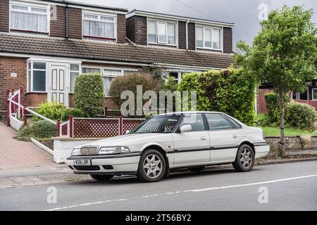 Blurton, Stoke on Trent, England, 12. Juli 2023. White Rover 820 außerhalb des Bungalows, Transport, Eigentum und redaktionelle Reiseabbildung. Stockfoto
