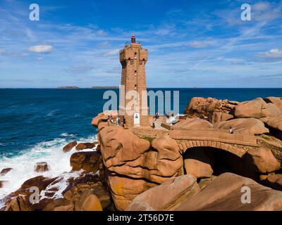 Leuchtturm, Phare de Men Ruz, Ploumanac'h, Ploumanach, Pointe de Squewel, Perros-Guirec, rosa Granitküste, Cote de Granit Rose, Bretagne, Frankreich Stockfoto