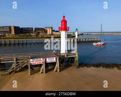 Aus der Vogelperspektive, grüner Leuchtturm in Deauville und roter Leuchtturm in Trouville-sur-Mer, Trouville, Fluss Touques, Cur Cote Fleurie, Honfleur-Deauville Stockfoto